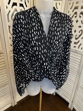 Size M Alfani black/white abstract wrap flowy blouse